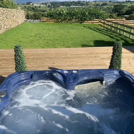 Luxury Cottage, Views Of The Lakes With Hot Tub Holiday home *